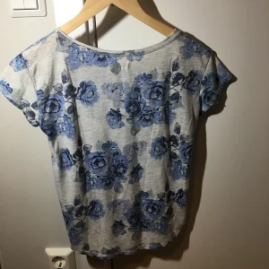 H&M flower t-shirt size 146/152 - I have only used it a few times.