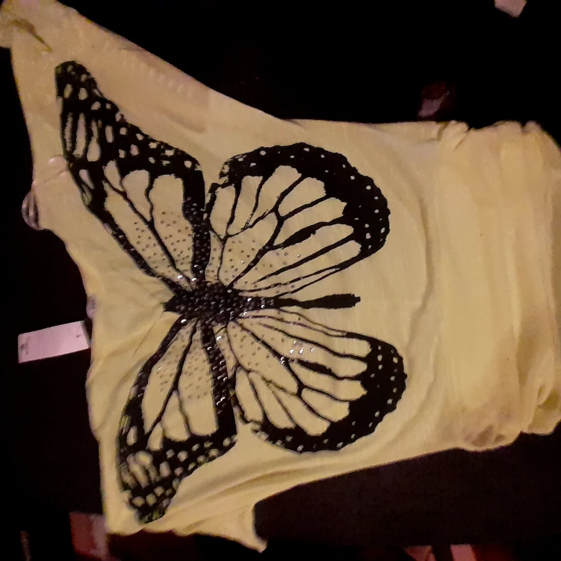 Neongul topp med fjäril