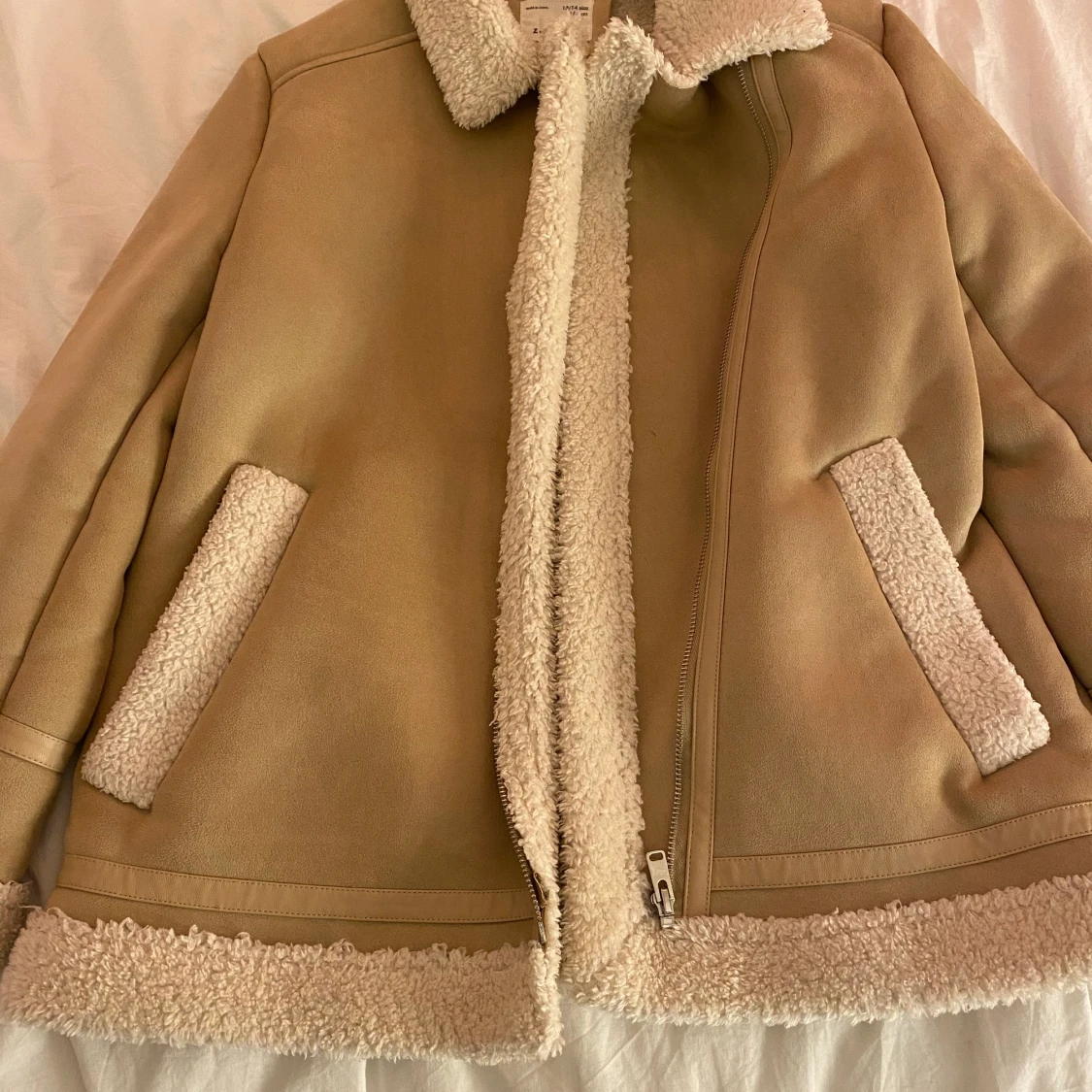 En ljus brun läder jacka 