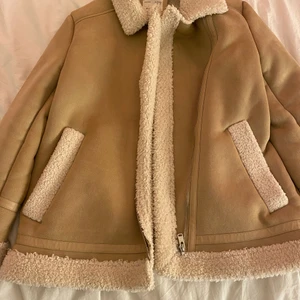 En ljus brun läder jacka  - Original priset är 600 kronor säljer för 435 plus 65 kronor frakt! Säljer pga av ingen användning och den är jätte snygg men inte riktigt min smak! Storlek S passar M