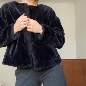 Svart FLUFF jacka 🐻 - Svart mysig fluffig jacka från monki! Storlek S. Knäpps med knappar. 👗 5 plagg för 200 👗