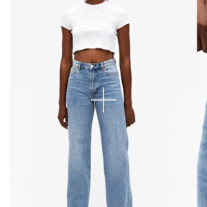Monki Mid blue Yoko jeans   - Säljer mina mid blue yoko jeans från Monki då jag knappt använder dem pga har dem i andra färger. De är precis som nya och inköpta i Augusti. De är storlek 29 och passar mig perfekt som är 170 lång och som vanligtvis har S/M eller 36/38 i byxor och underdelar. 