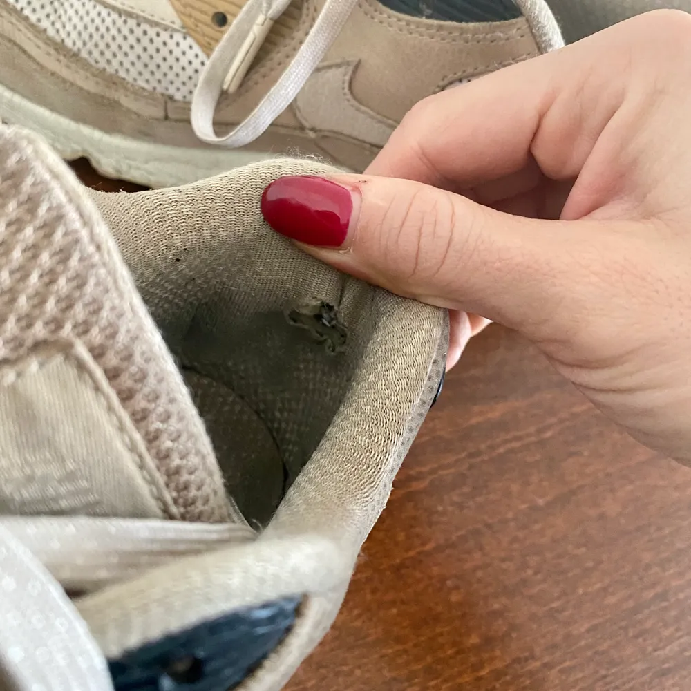 Begagnade Nike Air Max i storlek 38, i använt skick med hål i hälen på båda skorna tyvärr, men går att åtgärda hos skomakare. Fint skick på utsida. Nypris 1500 kr. . Skor.