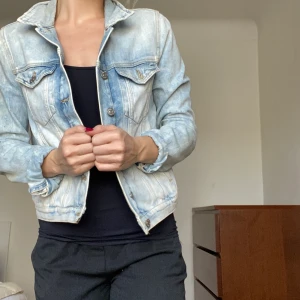 Jeansjacka forever21 - Jeansjacka från forever21 inköpt i USA. Storlek S. Skönt och ledigt jeanstyg, ej stelt. 👗 5 plagg för 200 👗