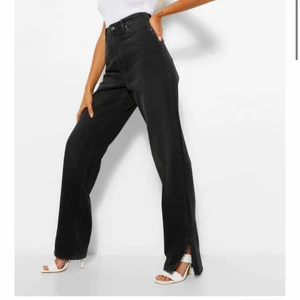 Jeans med slits - Säljer dessa jeans fårn boohoo jag fick hem idag då dom tyvärr var för små för mig. Aldrig använda endas testade. Kan gärna skicka fler bilder privat🥰 köpare står för frakt.
