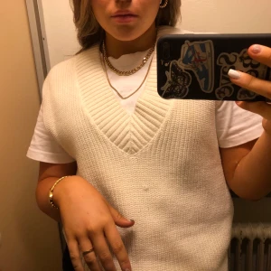 stickad väst🤍 - säljer denna stickade väst från hm🤍