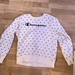 Champion sweatshirt  - Super snygg champion sweatshirt från Intersport. Det är barnstorlek large men skulle säga att den sitter som S.