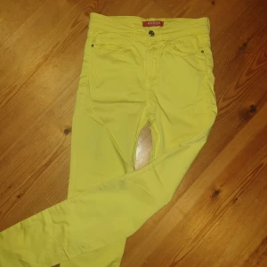 Guess gula byxor 💫 - Guess byxor som jag beställde fel från nätet då de skulle vara vita, har aldrig använt de 💫 pris + frakt 