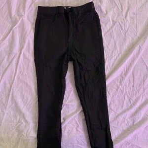 Svarta fejkläder byxor - Svarta byxor i fejkläder material. Byxornas märke är ONLY. Storleken säger S/30.