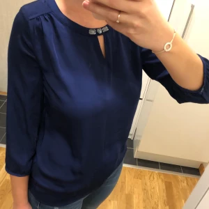 Snygg blus i nyskick - Elegant satinblus ✨ •Märke: Camaieu •Använd 1 gång, som ny •Fin blus i lätt material •Storlek S 🎄Passar utmärkt till jul 🎄 •60 kr 🧺Tvättad efter användning 🚫Djurfritt och rökfritt hem 📬Kan skickas mot fraktkostnad 