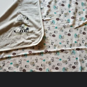 Ljuvlig babyfilt med härligt mönster - Mjuk och skön, jättefint skick! Jag samfraktar gärna och ordnar paketpris!