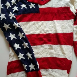 Supermjuk USA stickad tröja M/L - Ett måste i vintermörkret,liten i storleken. Fint skick, djur och rökfritt hem. Samfraktar gärna 