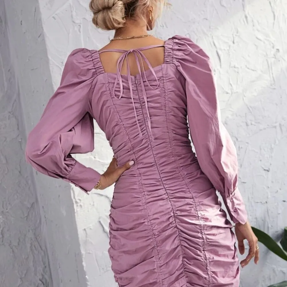 Säljer denna jättefina klänningen från Shein då jag köpte fel storlek och kan inte lämna tillbaka den😪köptes för 199kr och säljes för 100. Frakt tillkommer!. Klänningar.