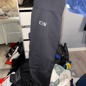 Svarta träningstights iciw - Aldrig använda men prislappen är tagit bort. Storlek M