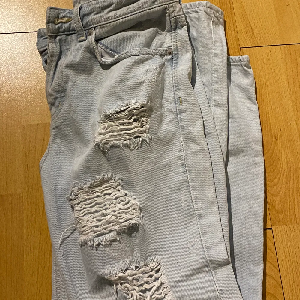Ett par boyfrend jeans med hål. Använd någon gång med inte mer, så bra skick!😊✨  köparen står för frakt 🚚 . Jeans & Byxor.