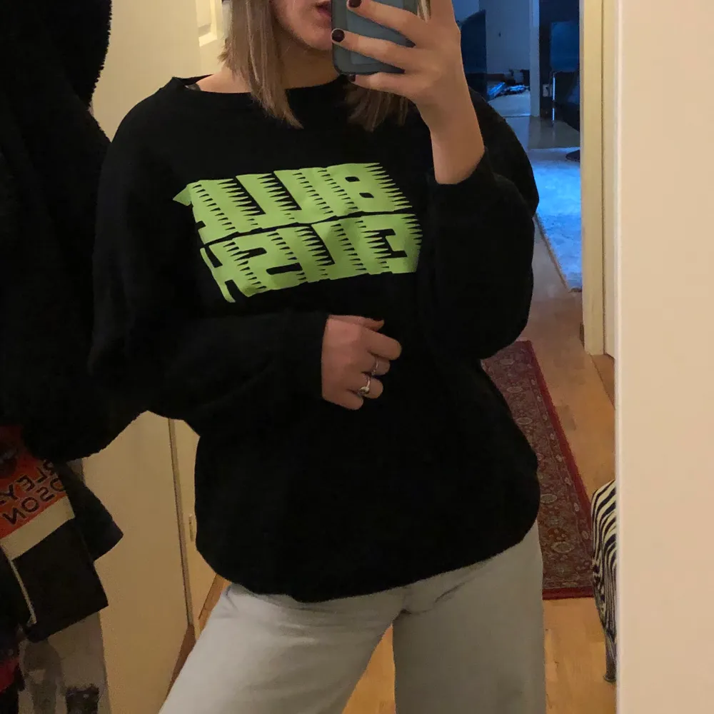 En svart Billie Eilish tröja från H&M i strl M💚 Säljer pga att den inte kommer till användning, men den är så extremt skön att ja på sig och väldigt mysig🥰 Perfekt Julklapp till ett Billie fan!. Tröjor & Koftor.