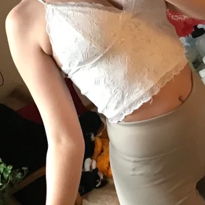 Spetts linne - Vitt spetts linne från bikbok, nästan helt oandvänt.