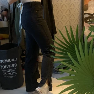 Svarta Jeans med slits - Svarta jeans med slits från plt storlek 34 men skulle absolut säga att dom är större, då jag vanligt vis har 38, dock sitter dom väldigt tajt på mig nu, så skulle säga dom ligger på en 36. Innerbenslägden är 77cm. Ställ gärna mer frågor om du har🥰(knappt använda så väldigt bra skick)