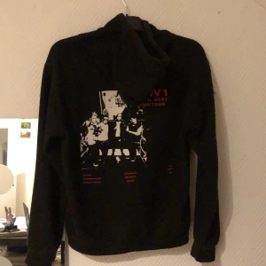Hov1 hoddie  - Hej säljer min hov1 hoddie. Fint skick och i storlek  S/M. Nypris 600kr🤍🤍 tveka inte med att höra av er