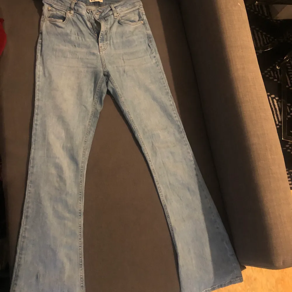 Bootcut jeans i blå och vit pris på en 120, priset på båda 200. Jeans & Byxor.