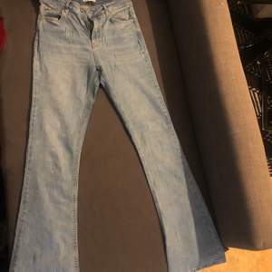 Bootcut jeans i blå och vit pris på en 120, priset på båda 200