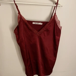 Linne i satin från NAKD - Satinlinne från NAKD med spets i storlek S som tyvärr inte kommer till användning. Axelbanden är justerbara. Använt fåtal gånger. 100kr + frakt!