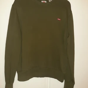 Grön Levi's tröja - Super snygg grön college tröja från Levi's i strl S❤🥰 kan mötas i sthlm❤