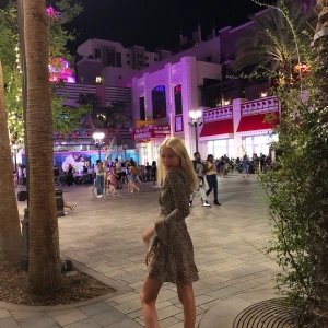 volangklänning  - superfin omlottklänning med leopardmönster! är i storlek xs men njutbar så man kan justera storleken lite själv!! 