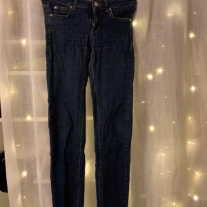 Mörkblåa jeans - Har varit mina favorit byxor så använda och har en lagad slitning vid ena öglan för bälte därav skänker jag bort alltså behöver endast frakt betalas, från Gina tricot 