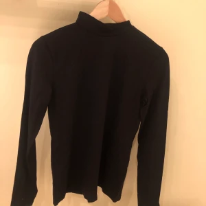 Svart polo - Svart polo tröja från H&M i storlek S. Aldrig använd, skönt material. Nypris: 100kr pris: 65kr. Kan fraktas eller mötas i Stockholm 🥰
