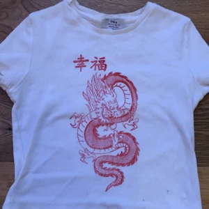 Croptop - Gullig crop top med en drake på. Det är stort intresse så buda privat <3 Högsta bud: 120kr