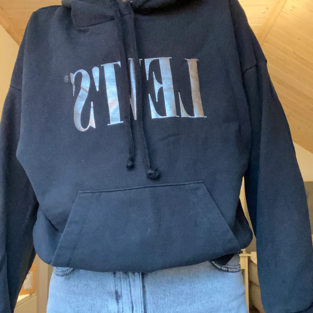 En svart Levis hoodie💗(det är spegeln som är smutsig och inte tröjan) säljer pga av att den inte kommer till användning. Köparen står för frakten, frågor o bilder kom privat💗. Hoodies.