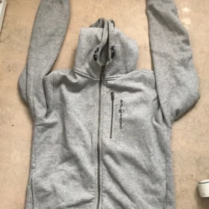 Sail racing zip hoodie - Grå sail racing, fint skick köpt för 800kr