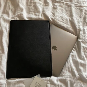 Datorfodral holdit - Svart datorfodral från holdit. 15 tum. Säljer pågrund av för liten för min dator. Helt oanvänt. Nypris 399. Köpare står för frakt✨