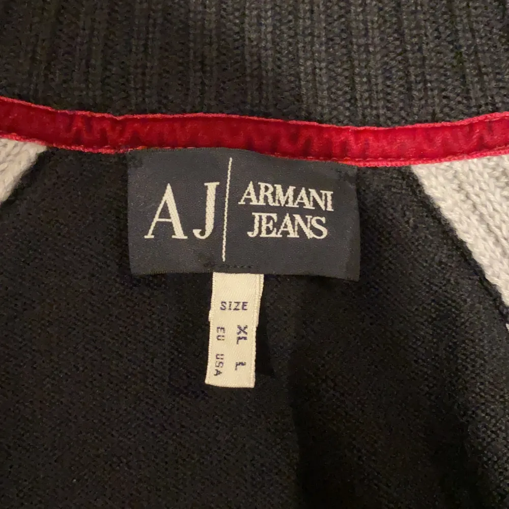 Vintage Armani kofta i gott skick. Storlek XL 😎 Köparen står för frakten men jag kan också möta upp i närheten 💜. Hoodies.