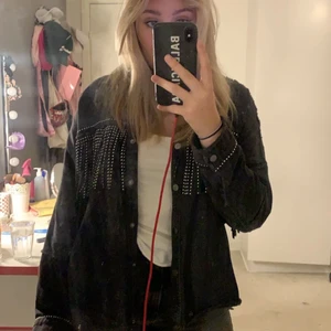 Jacka med fransar  - En jättefin jacka från zara, den är i storlek xs och kommer tyvärr inte till användning