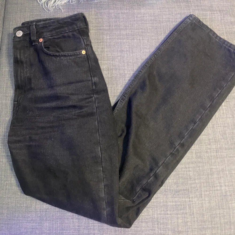 Säljer dessa svarta raka jeans i modellen voyage ifrån weekday💕säljer då jag har behov av pengar och inte använder dem så mycket längre! Den första bilden är exakta samma modell och färg. Den andra bilden är de exakta byxorna och den tredje bilden är exakt samma modell💕köptes för 500💕. Jeans & Byxor.