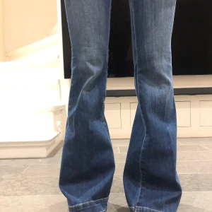 Massimodutti  - Jätte snygga lågmidjade utsvängda jeans från massimodutti! Säljer billigt! 💙💙