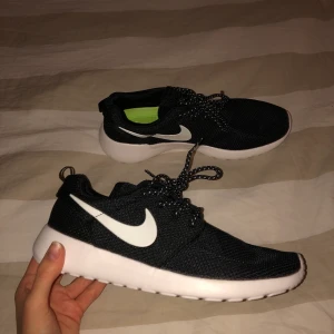 Nike träningsskor  - Nike träningsskor. Knappt använt, nyskick. Kan mötas upp runt om Göteborg eller frakturera men då står köparen för frakten.