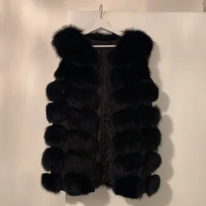 Pälsväst - Säljer min svarta pälsväst som jag inte använder längre, köpt i garoff i solna för 2500kr, väldigt bra skick! Kan mötas upp i Stockholm eller frakta! (Pris kan diskuteras) 