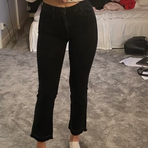 Svarta jeans storlek 36 - Svarta jeans från pull&bear i storlek 36. 100kr plus frakt💜