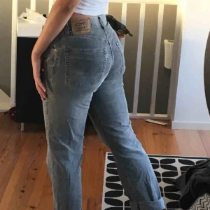  - Svinsnygga grå Levis manchester byxor Waist 31 length 32 men passar mig som brukar vara en waist 29 HELT perfekt. Använda men superbra skick 