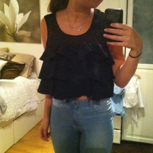 Söt topp med volanger från monki - Söt topp med volanger från monki