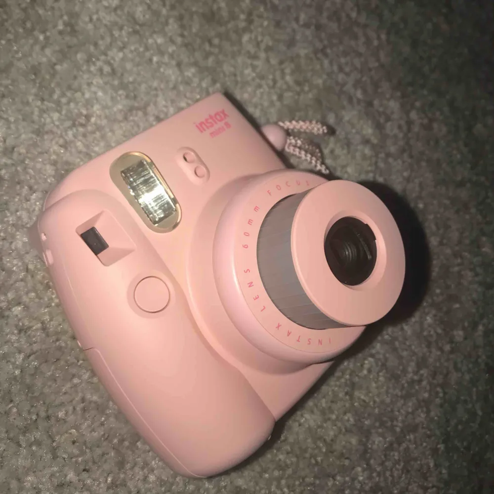 En Polaroidkamera i modellen instax mini 8. När jag först fick den tog jag 10 bilder med den och efter det har den bara stått på en hylla. Har ingen film kvar till den, går lätt att beställa på nätet.. Övrigt.