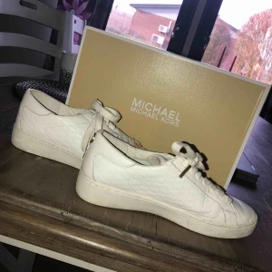  - Michael kors sko i modellen cloby sneaker. Nypris 1500:-. Orginallådan tillkommer och dom är endast använda några gånger. Några små fläckar men dom går bort om man lägger tid på att rengöra. Hela och rena annars!! Frakt tillkommer på ca 100kr