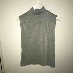 En jätte fin tröja gjord av grå glittrig material 💫 passar även för dom som har L storlek (som jag) 