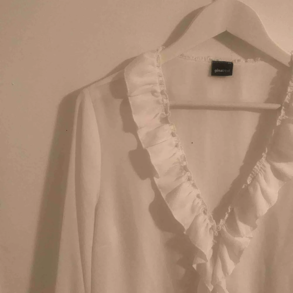 En jätte fin, vit tröja i storlek 44 som passar bra för dom som har 40/42🌸. Blusar.