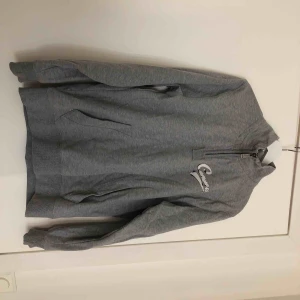  - Helt oanvänd Converse tröja i storlek M. Är i bra skick eftersom den är oanvänd.