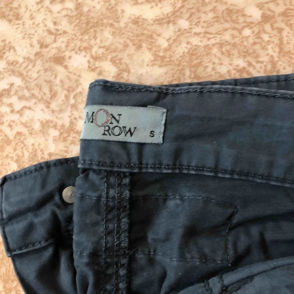 Blågrå chinos från Monrow använda ett få tal gånger, så är i ett bra skick.  . Jeans & Byxor.