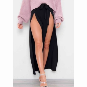  - Säljer dessa coola byxor oanvända bara testade en gång med prislappen kvar. Storlek L men är mer som en M enligt mig✨ Finns att hämta hos mig i GBG annars betalar köpare frakten ☺️